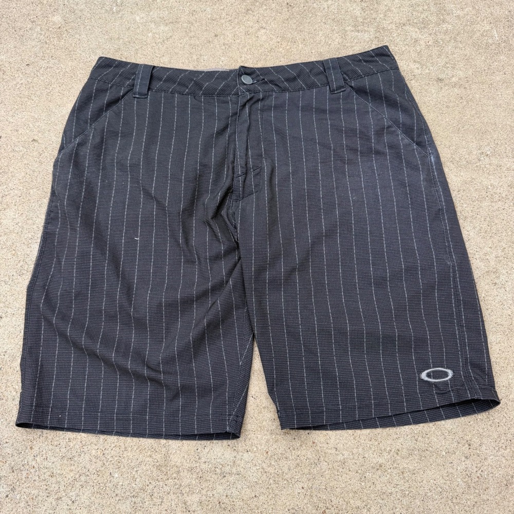 OAKLEY | Mens Pinstripe Performance Shorts 32W Grey Golf Y2K Skater
